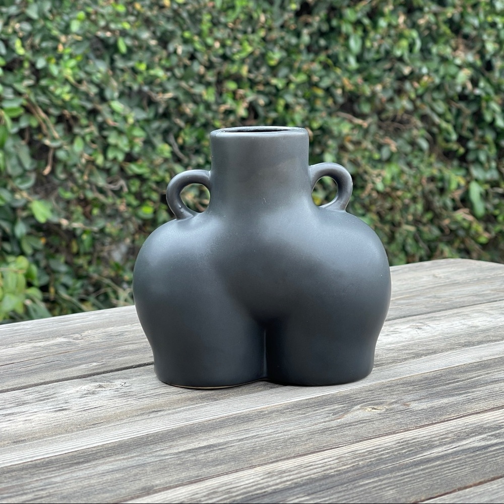Body / butt ceramic vase in matte black or white - Picture 8 of 10